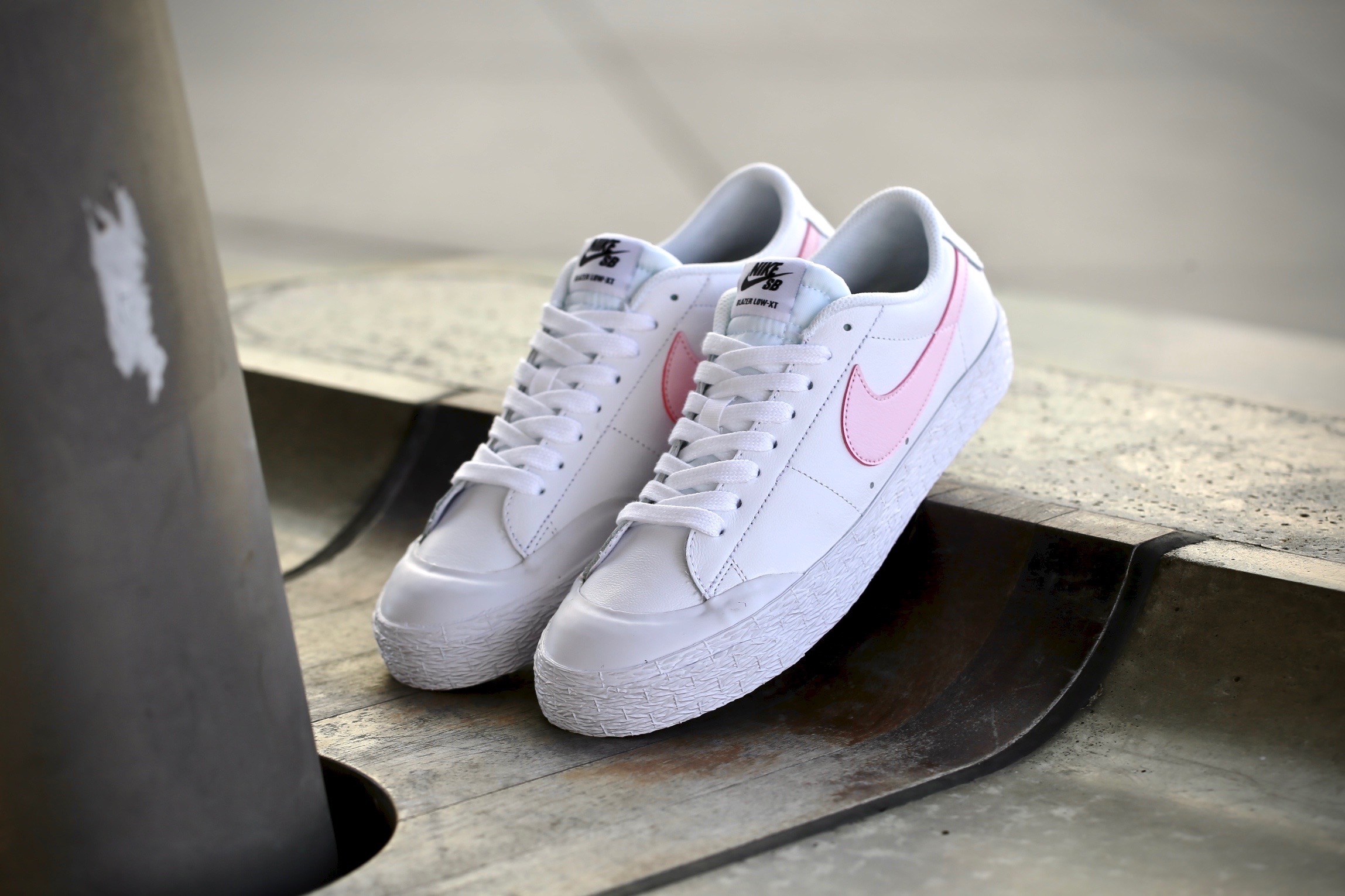 nike blazer low in white and pink
