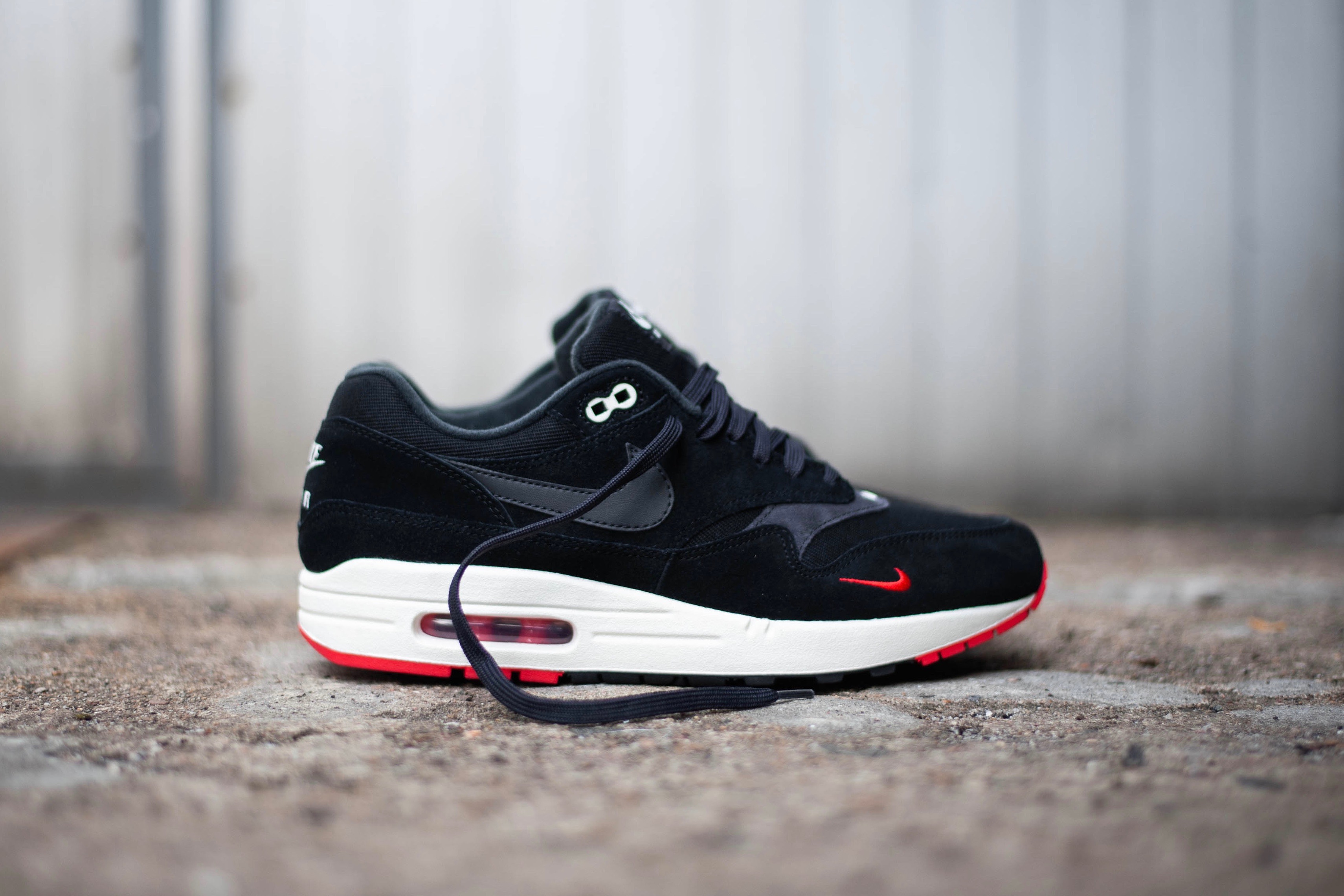 black and red air max 1